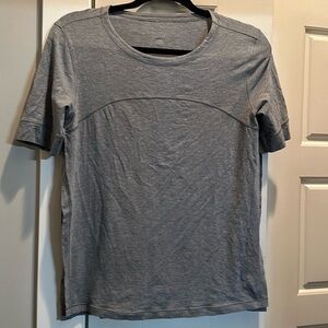 Lululemon women’s like new Dash to class gray sz.6 Tee.